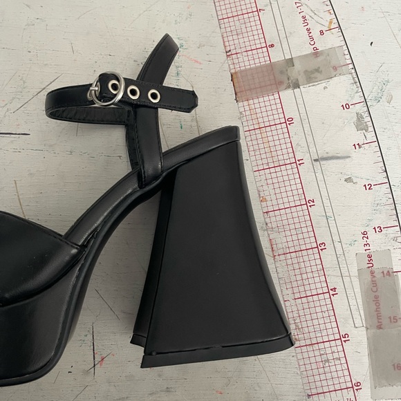 LAMODA flared heel platform sandal in black, size: 6 - Picture 6 of 9